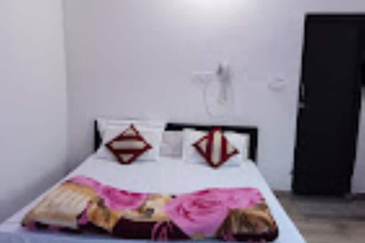 Room 4 of 9