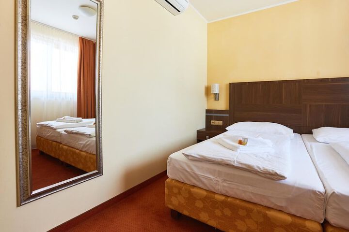 Room 9 of 33