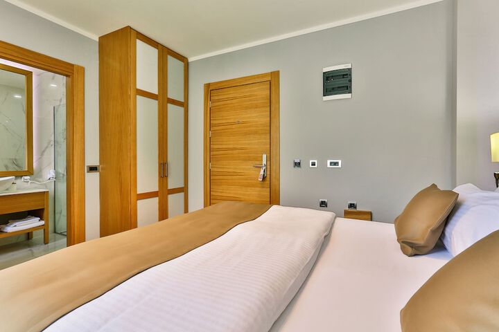 Room 16 of 36
