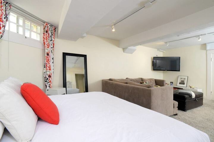 Room 9 of 26