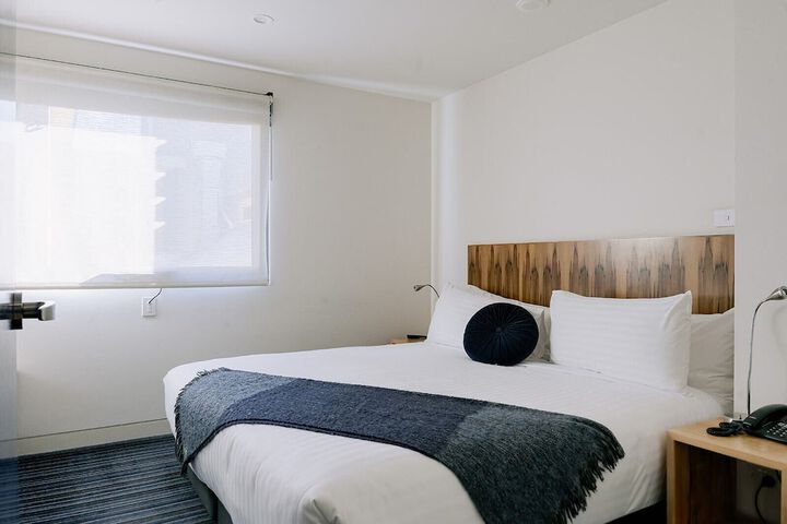 Room 9 of 38