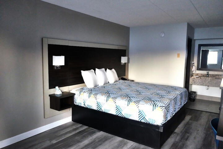 1 King Bed Micfridge (3 of 7)