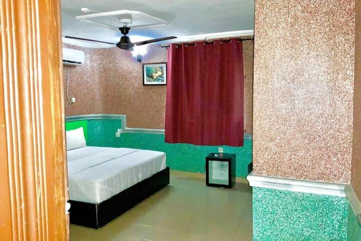 Room 2 of 33