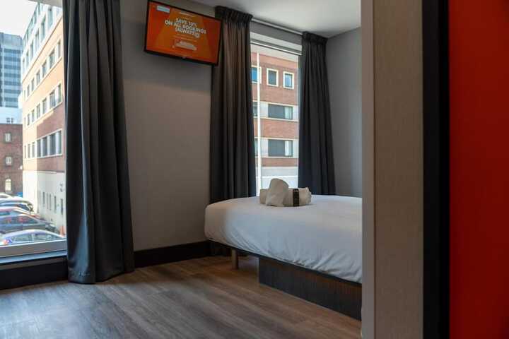Room 33 of 52