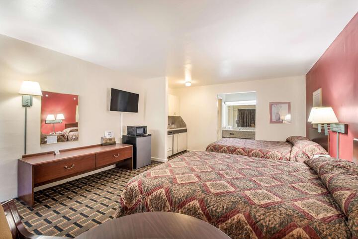 Queen Bed Kitchenette (2 of 5)