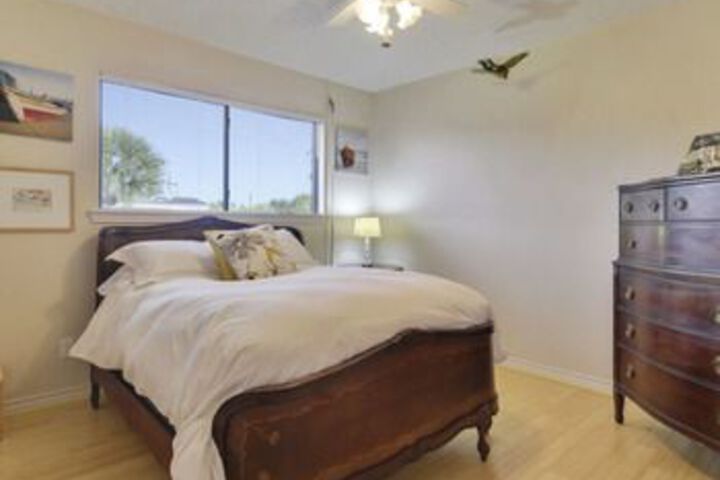Room 27 of 73