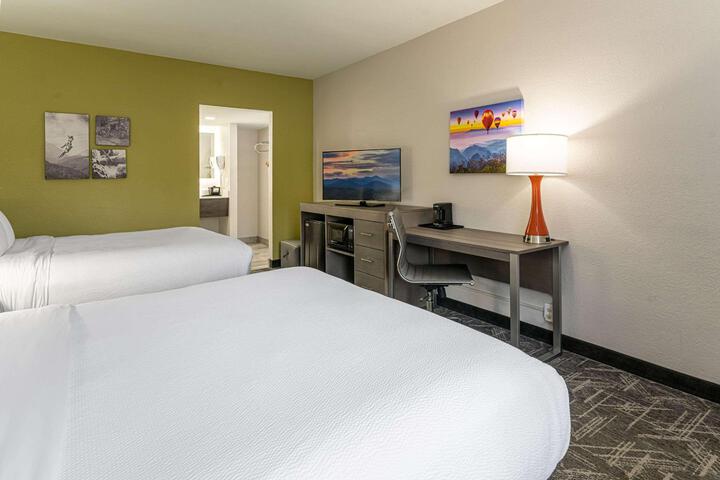 2 Queen Beds (8 of 8)