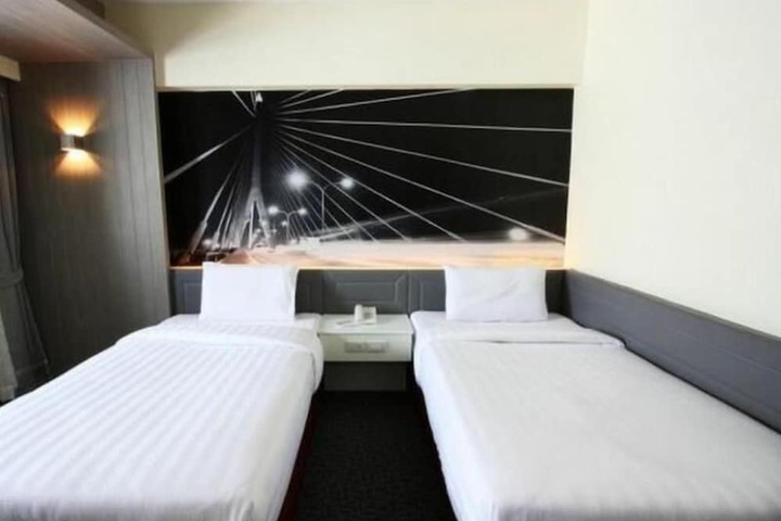 Room 9 of 30