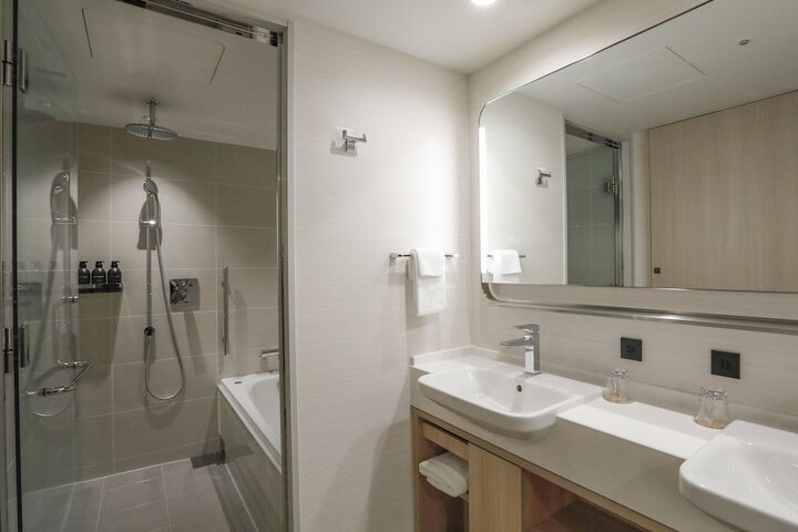 Room 102 of 160