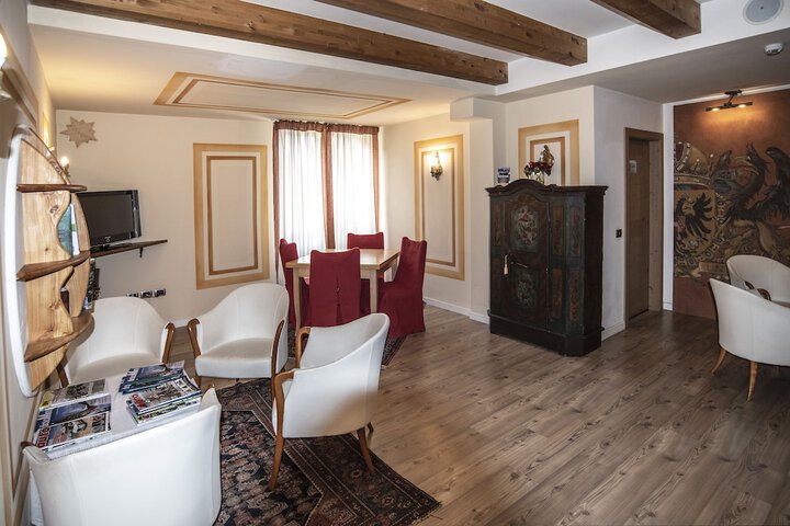 Lounge 31 of 32
