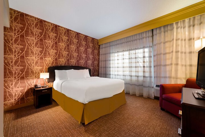 Guest Room 2 Queen Beds (8 of 10)