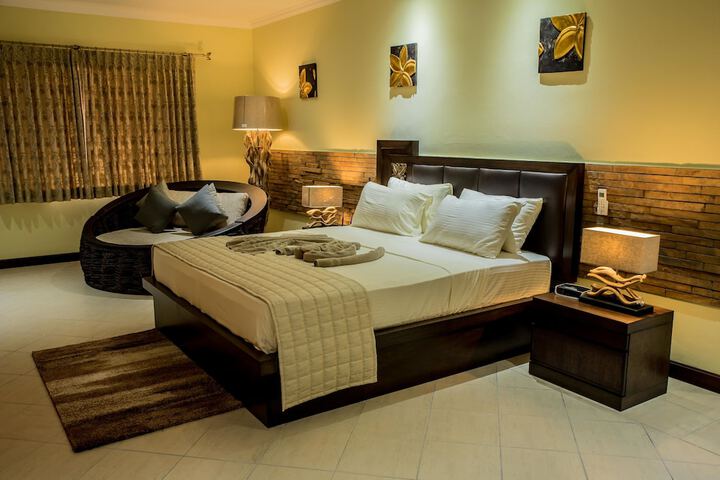 Room 4 of 33