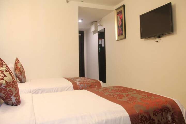 Room 13 of 32