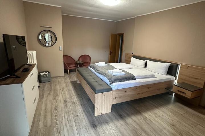 Room 2 of 10