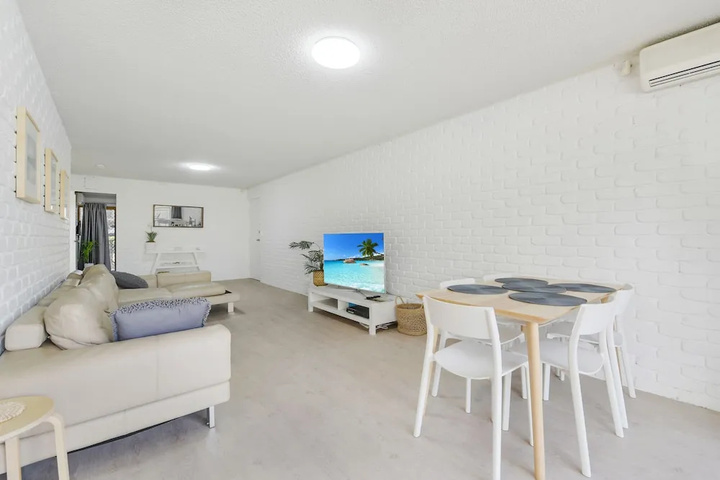 Room 4 of 9