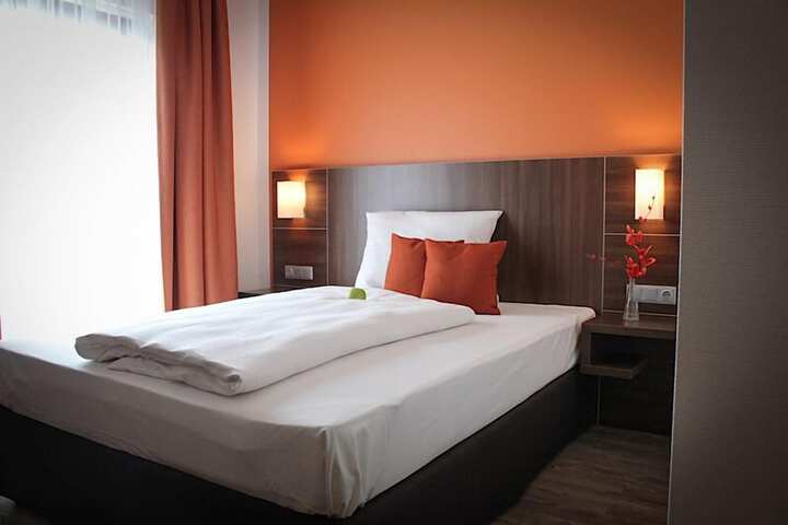 Room 4 of 33