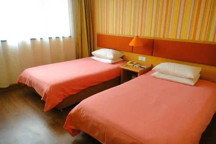 Room 6 of 8
