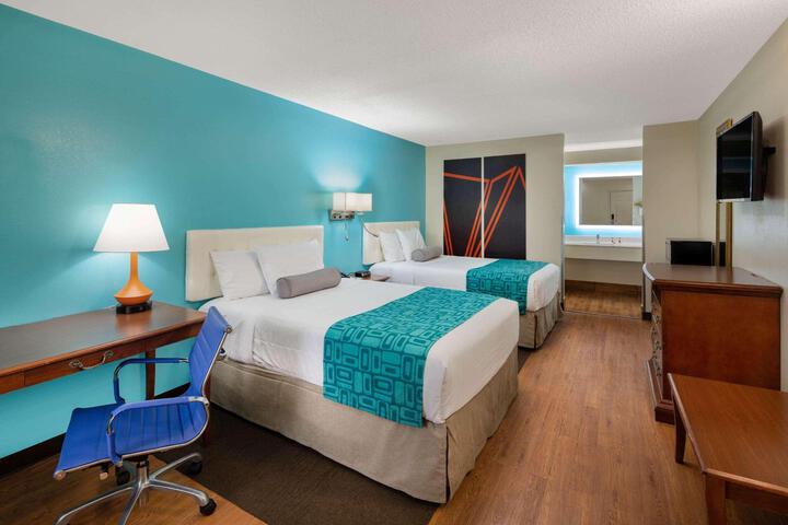 Double Accessible King Size Bed (7 of 12)