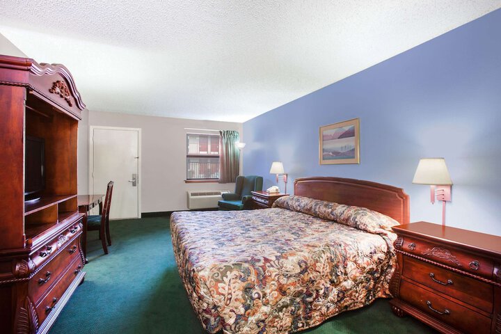 1 King Bed (2 of 9)