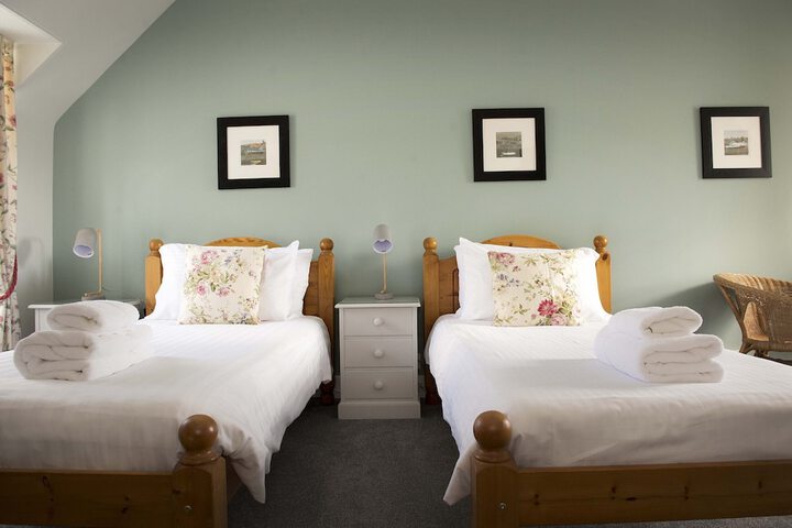Room 2 of 33