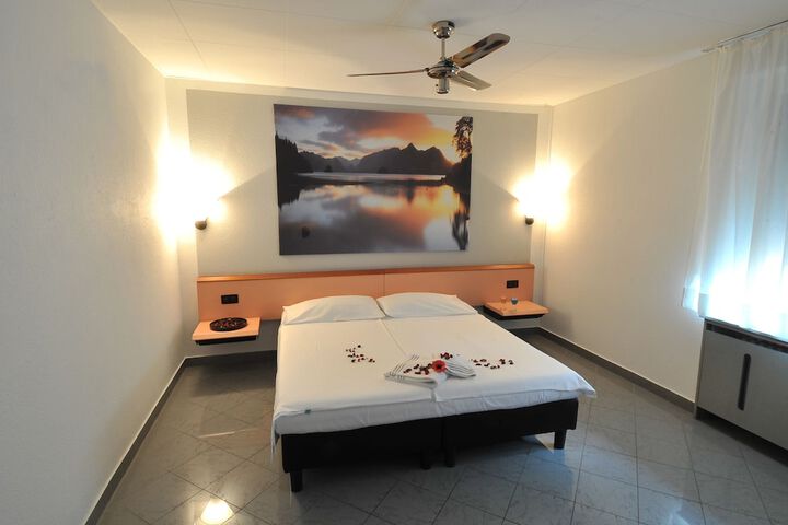 Room 6 of 71