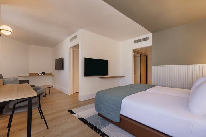 Room 43 of 100