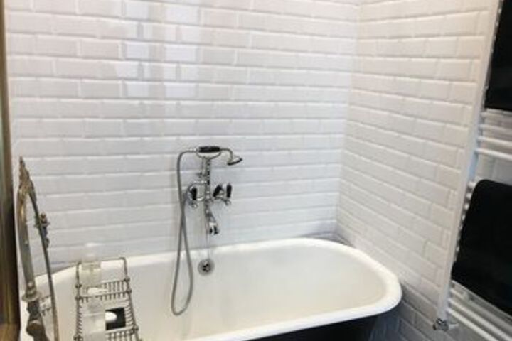 Room 4 of 16