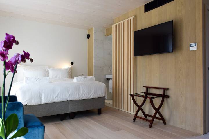 Room 17 of 65
