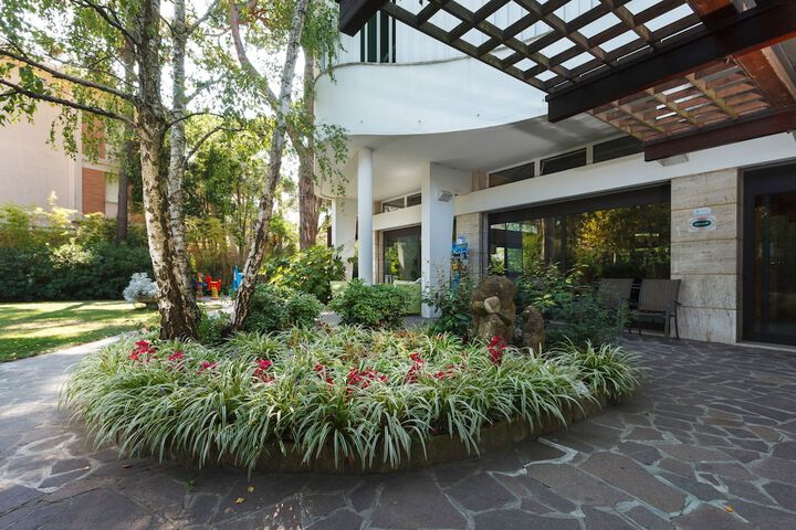 Hotel Exterior 106 of 107