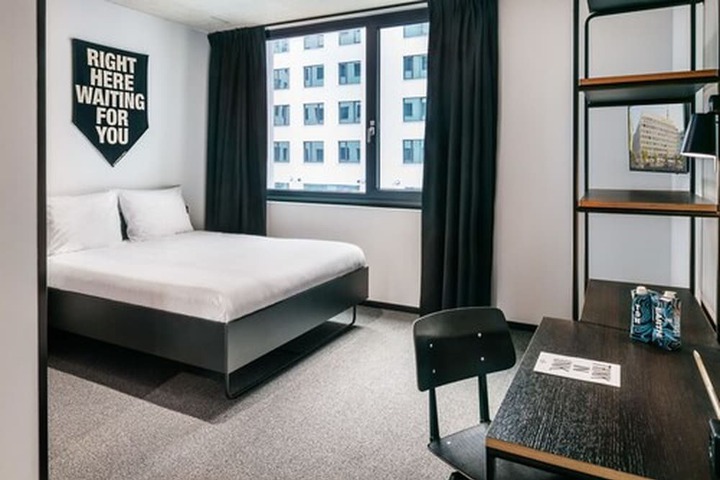 Room 8 of 90
