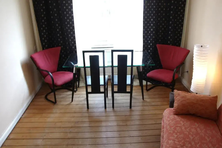 Room 6 of 10