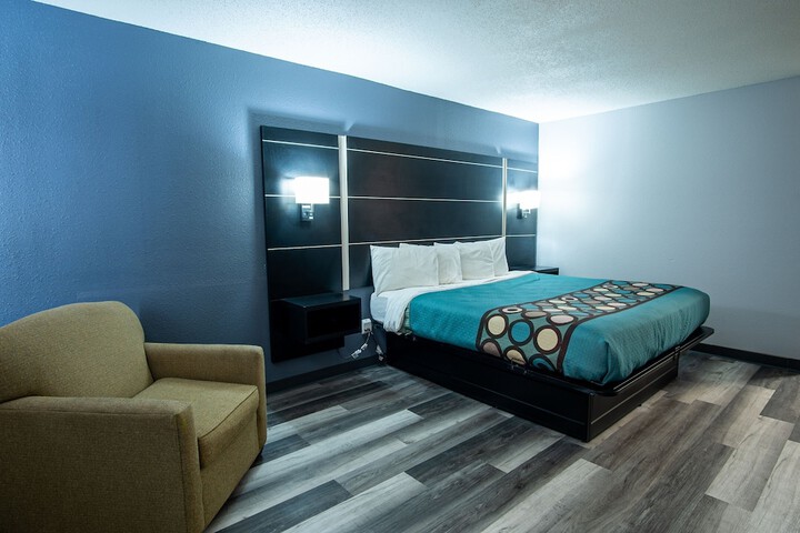 1 King Bed (11 of 17)