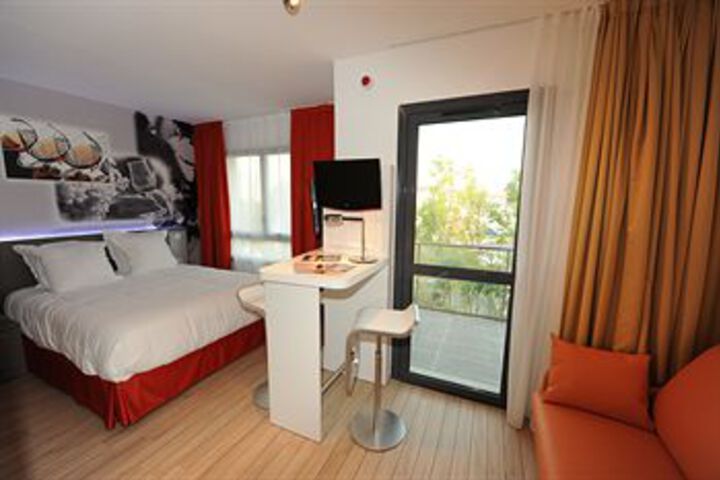 Room 6 of 11