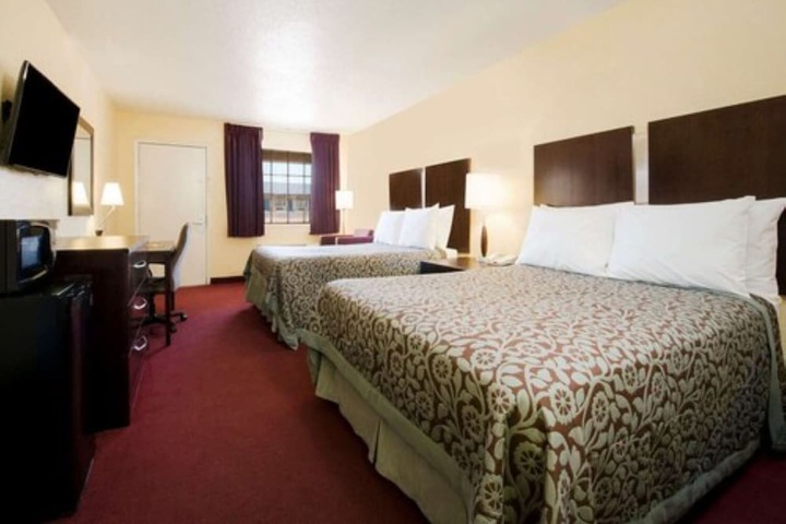 2 Queen Beds (2 of 5)