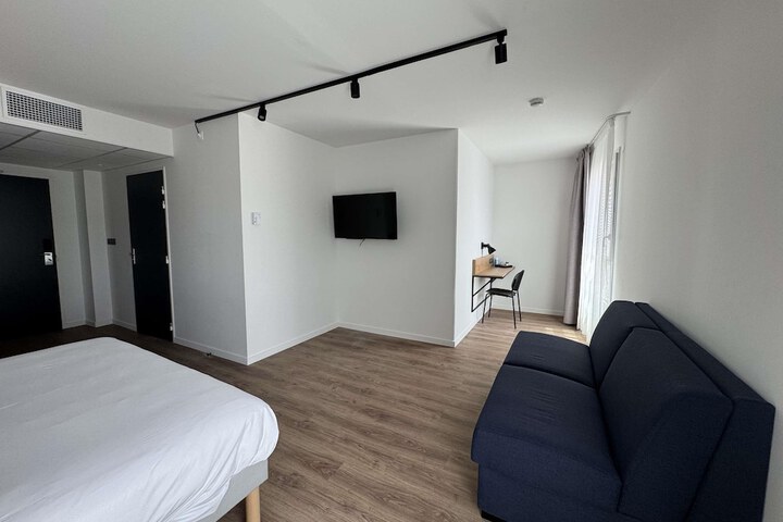 Room 43 of 69