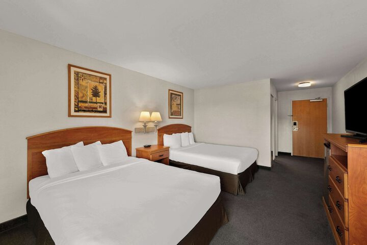 Quadruple Queen Bed Accessible (6 of 11)