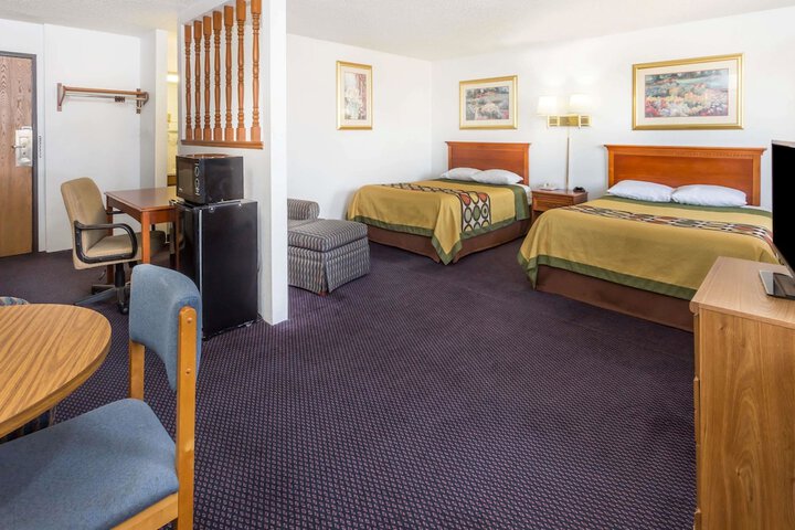 1 Queen Bed (10 of 16)