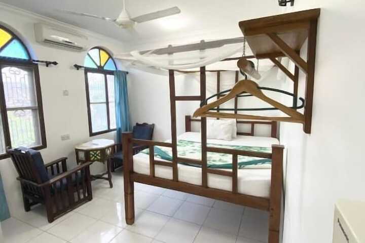 Room 9 of 18