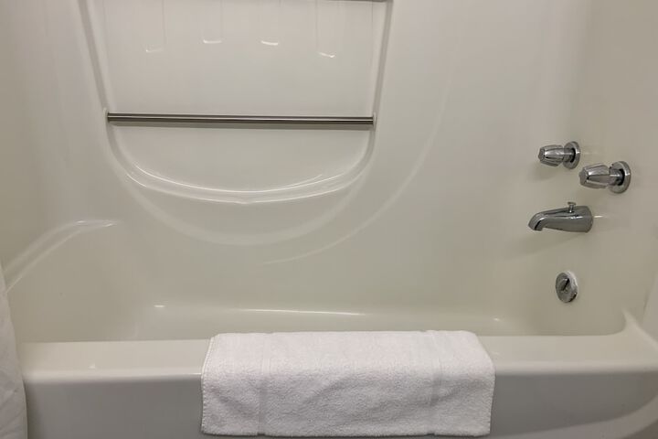 Room 6 of 18