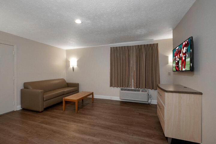 Suite 1 Queen Bed (1 of 24)