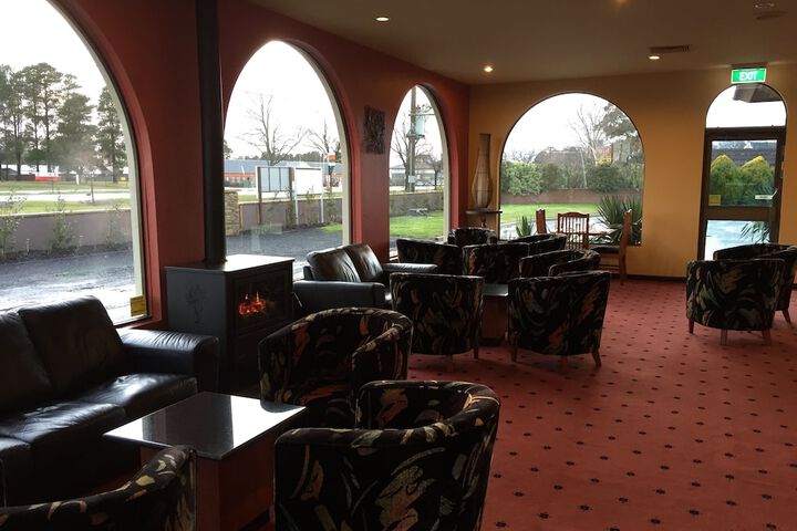 Lounge 44 of 58