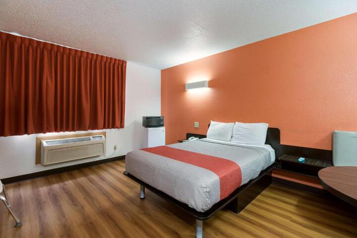 1 King Bed (4 of 5)