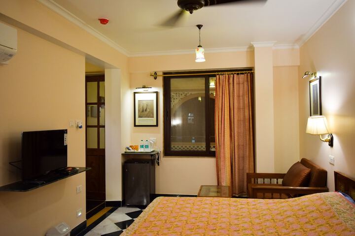 Room 62 of 183