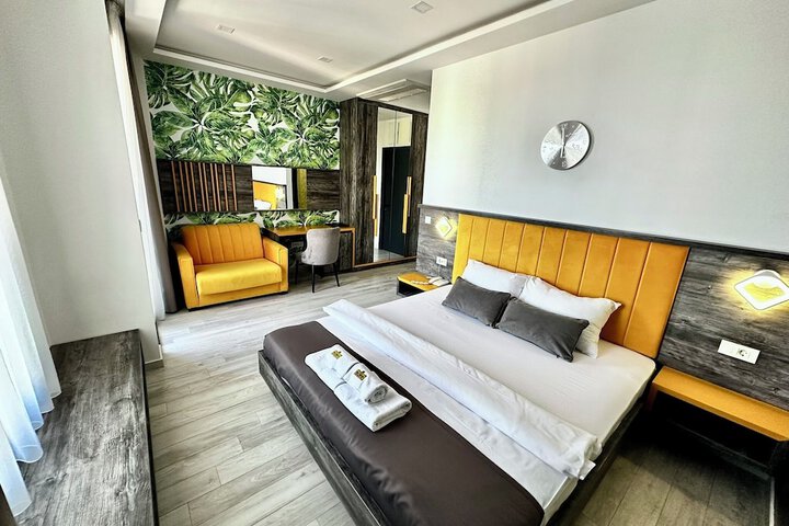 Room 10 of 83
