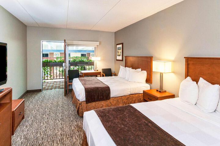 2 Queen Beds High Speed Internet Accessible Coffee Maker, Hairdryer Iron and Ironing Boa (12 of 25)