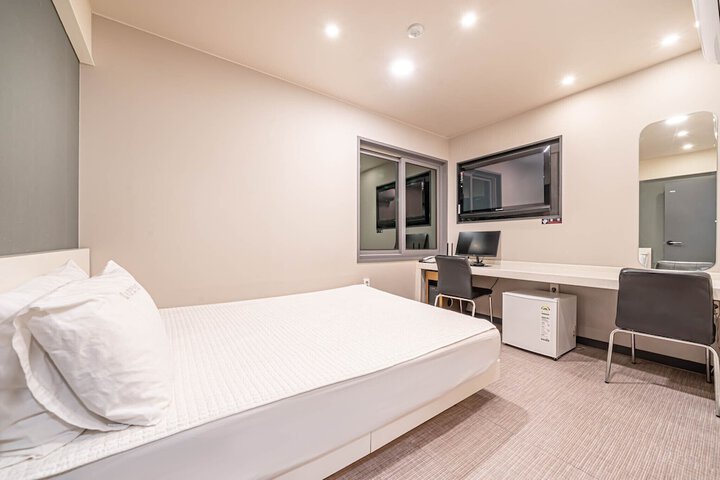 Room 28 of 53