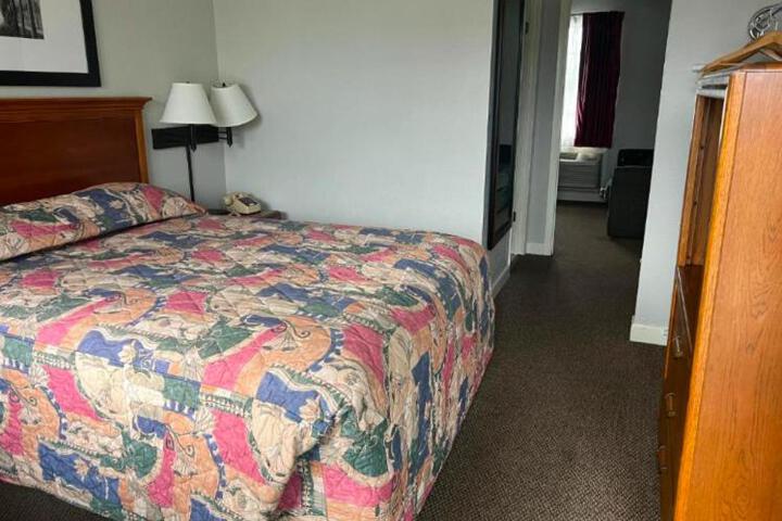 Suite 1 King Bed (1 of 2)