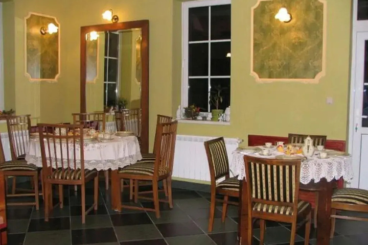 Dining 7 of 18