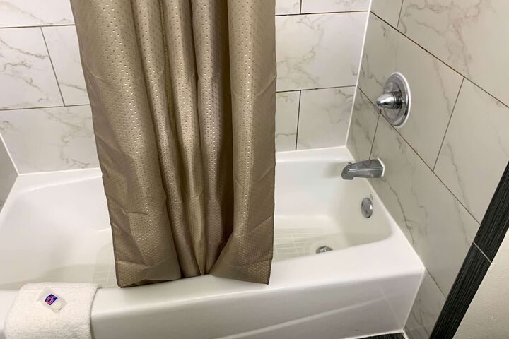 Deep soaking bathtub