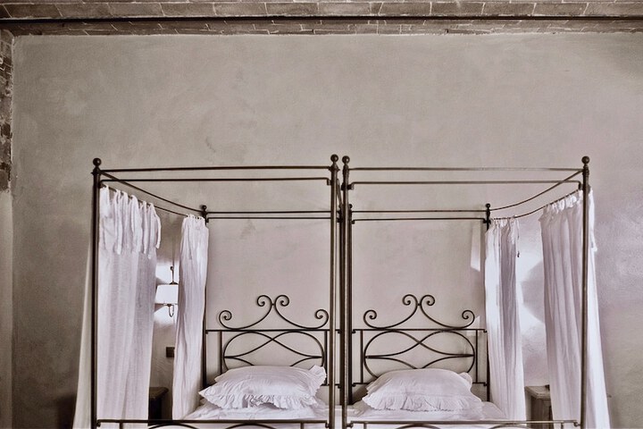 Room 9 of 90